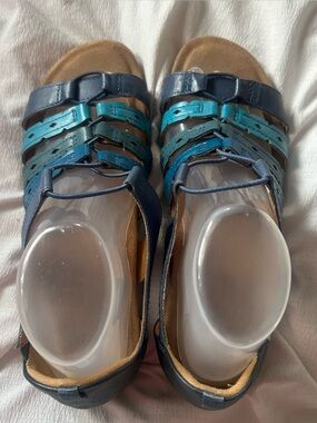 Earth origins size 9 women’s‎  Navy and Tan Leather Slip-On